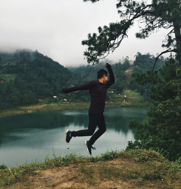 Comment préparer un itinéraire de camping pour explorer les volcans actifs en Indonésie?